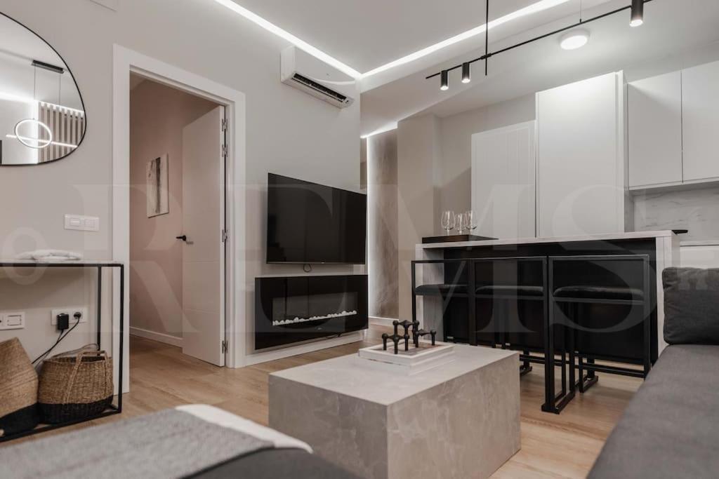 Contemporary Minimalist Apartment By Rems Málaga Dış mekan fotoğraf